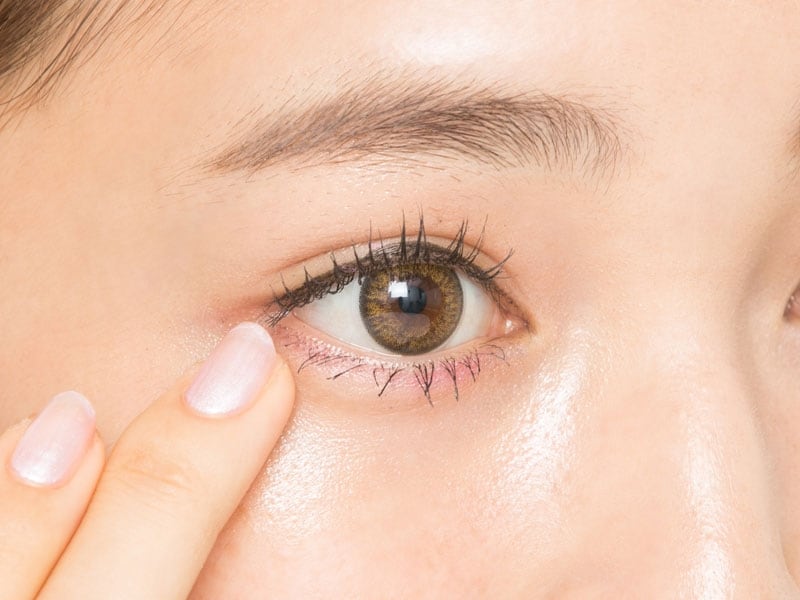 2undefinedワセリンを目の周りにランダムに塗る