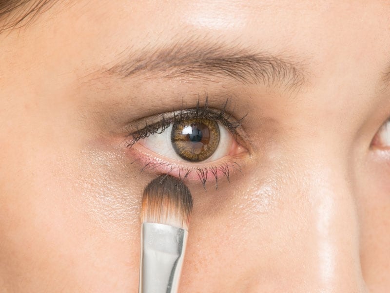 6undefinedブラシを使って、目の周りを黒く塗る