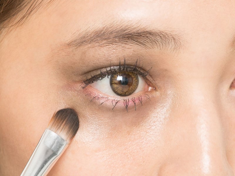 7undefined黒アイシャドウを塗り広げ、怖さ加減を調節!