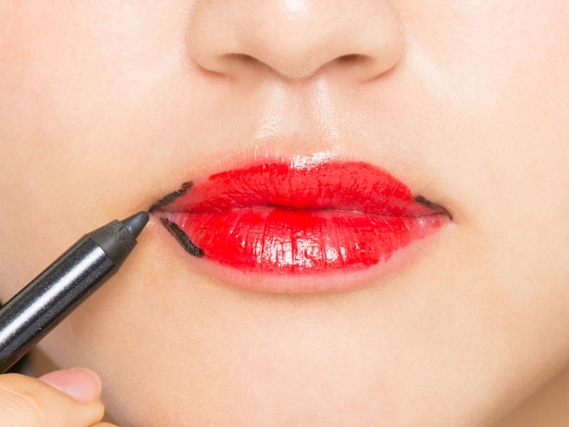 8undefined真っ赤な口紅を塗り、黒のライナーで口角を描く