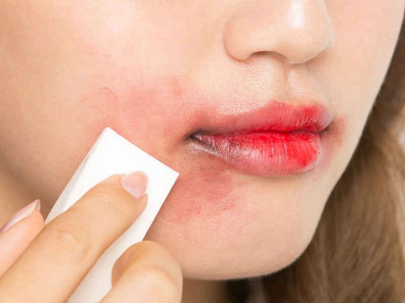 9undefined口角のラインを指でぼかし、スポンジで指紋を消す