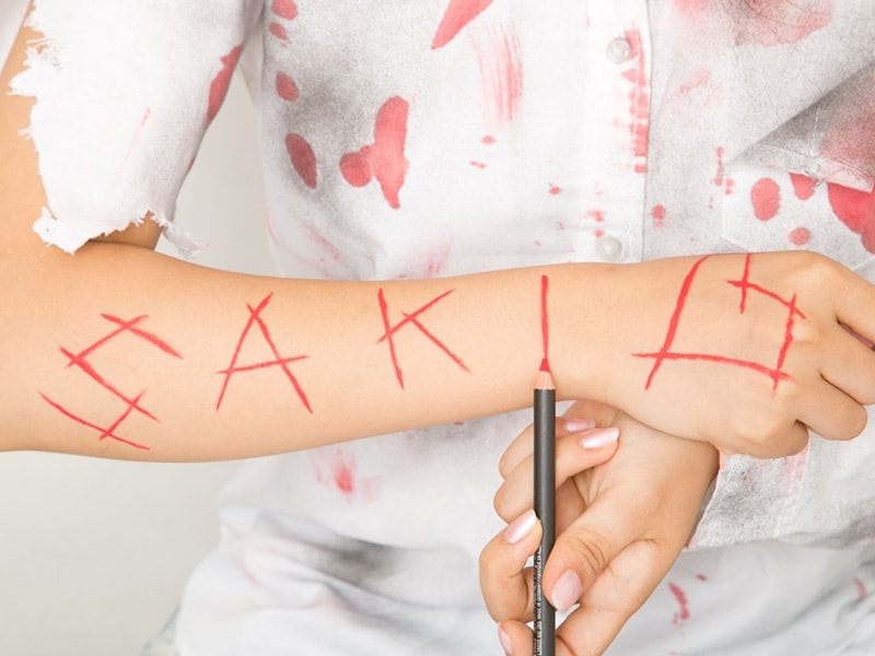 2undefined赤のリップライナーで色を重ねる