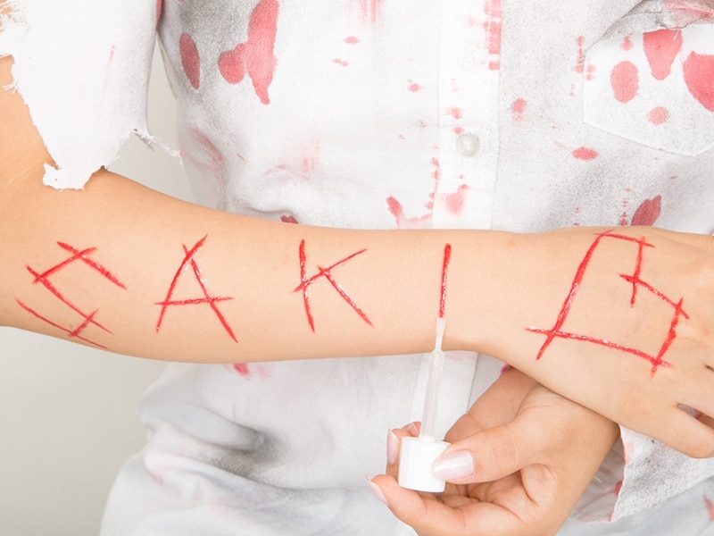 3undefined液体絆創膏を塗って、傷の立体感を演出する