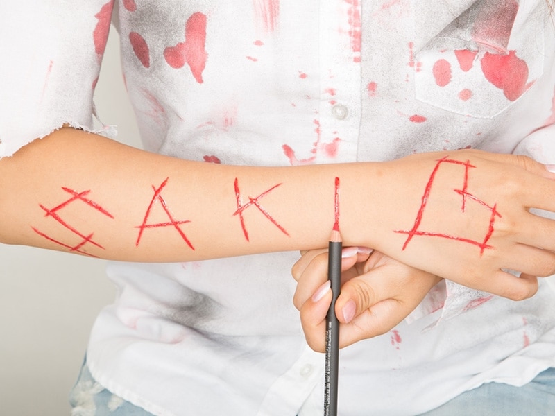 5undefinedさらに赤のアイライナーを塗り重ね、ツヤ感を消す