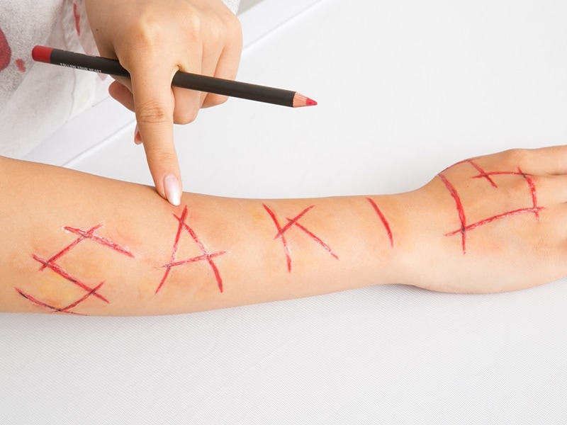 8undefined赤のリップライナーを重ねて、ムラ感を出す