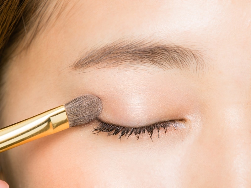 1undefinedアイホールにベージュのアイシャドウを塗る