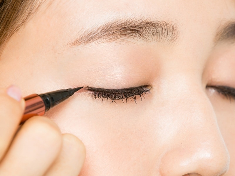 2undefined目頭から目尻まで黒のアイラインを引く