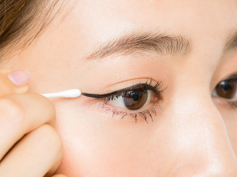 4undefined細い綿棒でアイラインの先端を鋭角に整える