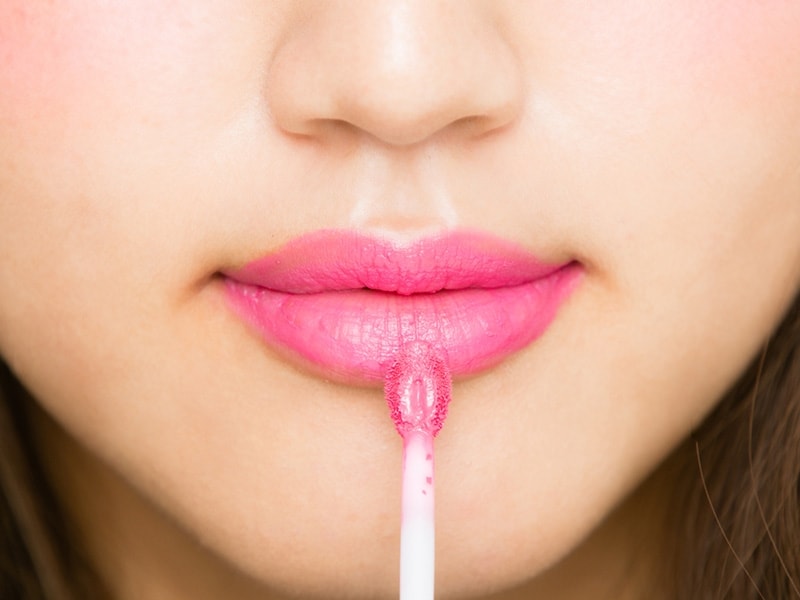 10undefinedピンクのリップをたっぷり塗る