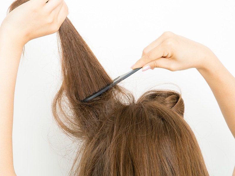 2undefined猫耳部分の髪に逆毛をたてる