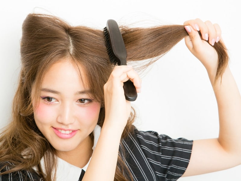3undefined髪の表面をなでつけて整える