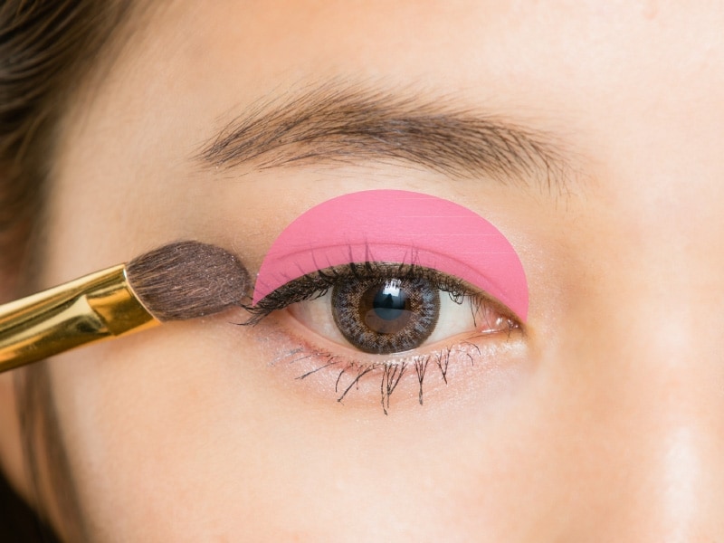 1undefined目元用下地を塗ってから、薄いパープルのアイシャドウを塗る