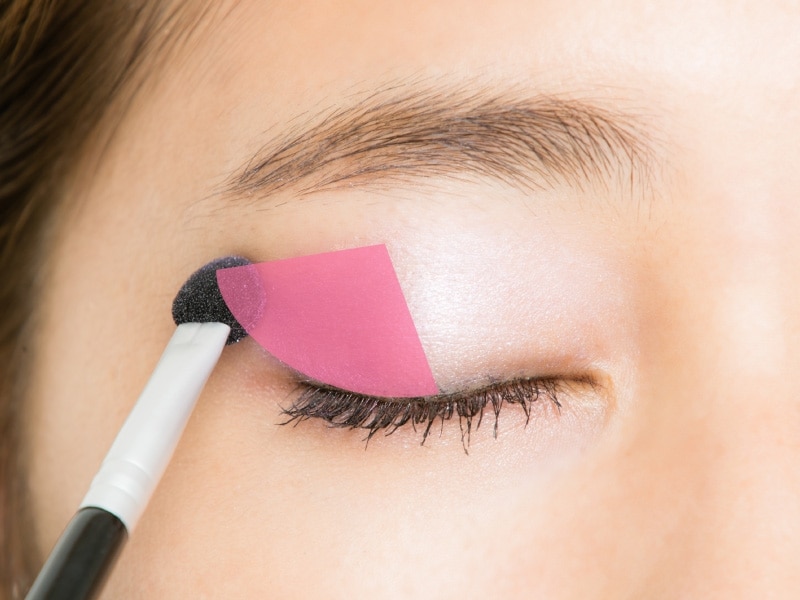 2undefined濃いパープルのアイシャドウを目尻に塗る