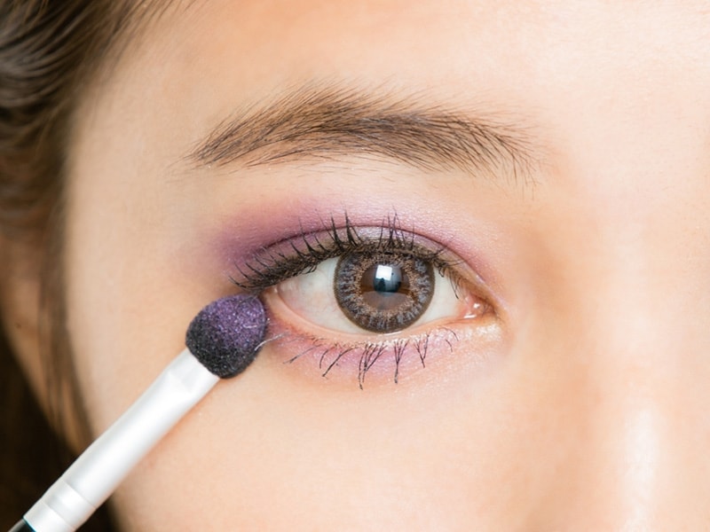 4undefined下まぶたに濃いパープルを塗る