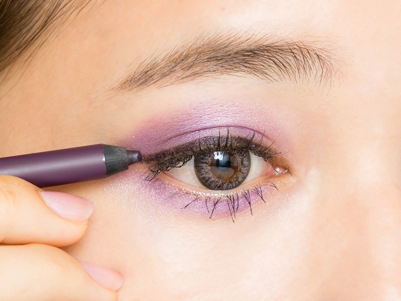 5undefinedパープルのアイラインを引く