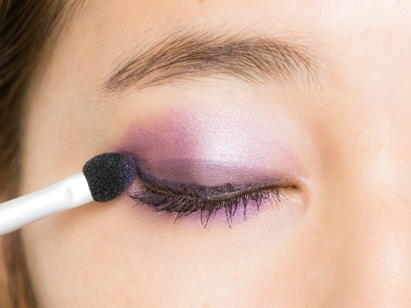 6undefinedネイビーのアイシャドウを目のキワに塗る