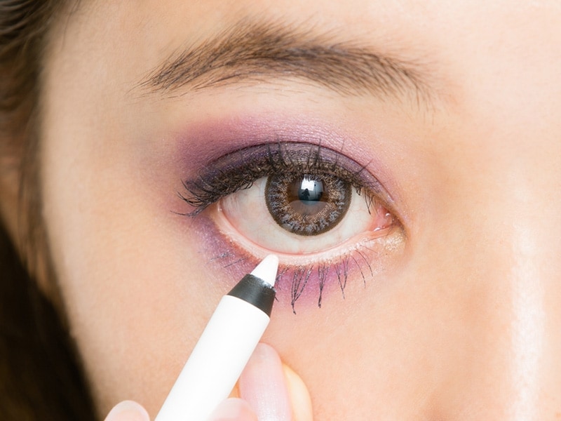 7undefined下まぶたに白のインサイドラインを引く