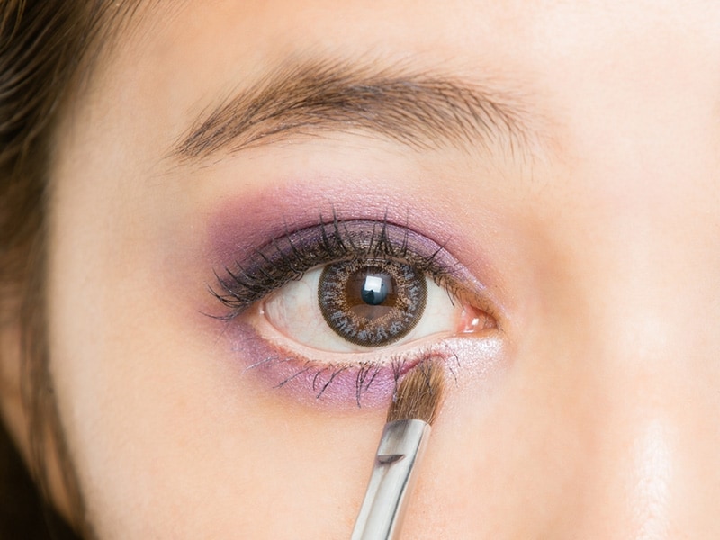 8undefined下まぶたの目頭に、薄いパープルのアイシャドウを塗る