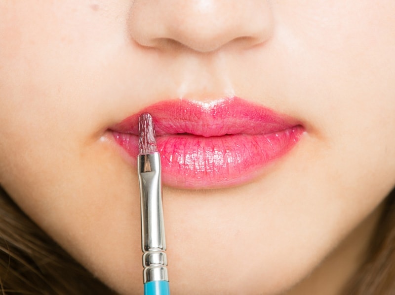 10undefinedパープルピンクのリップを塗り、リップラインに濃いカラーを重ねる