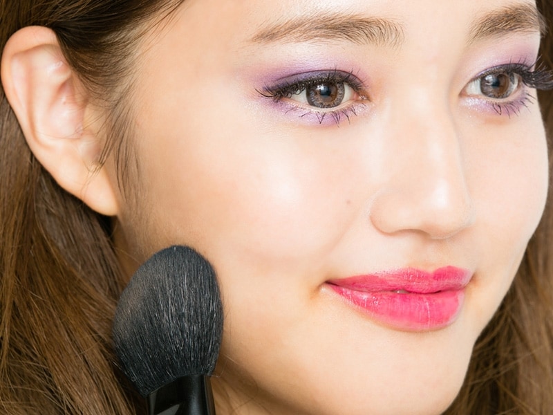 11undefined骨格をシャープにみせるチークを塗る