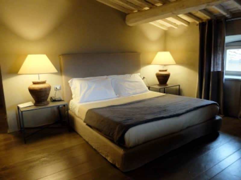 ベッドは中世の雰囲気