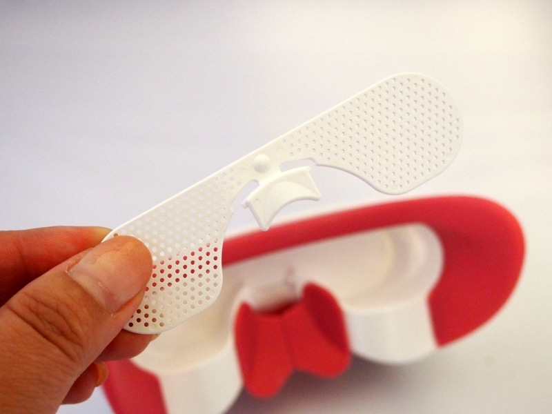 この小さな「給水プレート」を軽く濡らしてセットするだけでスチームが発生