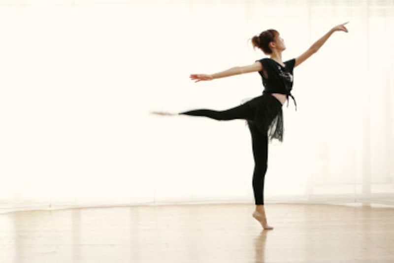 キャラクター・ダンスは民族舞踊から多くのエッセンスを取り入れ、バレエ作品に躍動感やリズミカルな趣を加えています。