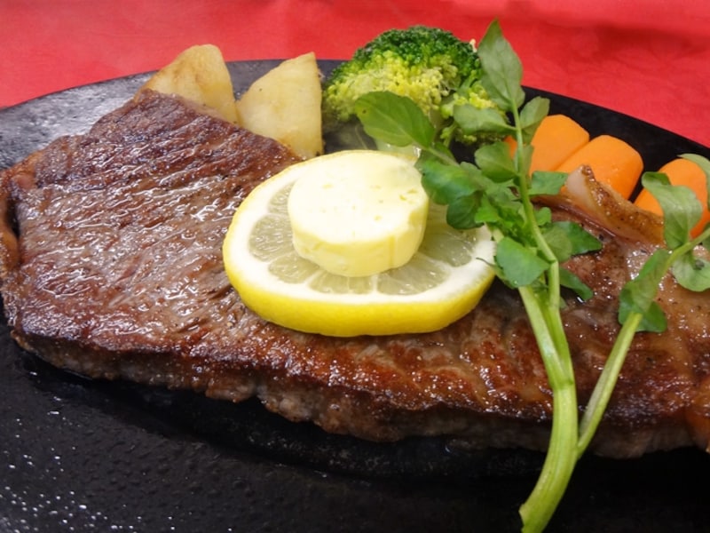 グリル・エス「サーロインステーキ（200g、5000円税別）」（画像提供：グリル・エス）