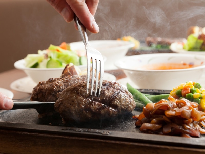 テーブルでカットされ、ジュウジュウと音と立てている約60秒間、大きな紙ナプキンを手で持ち上げてブロックするのが昔からのお約束です（画像提供：ハングリータイガー）