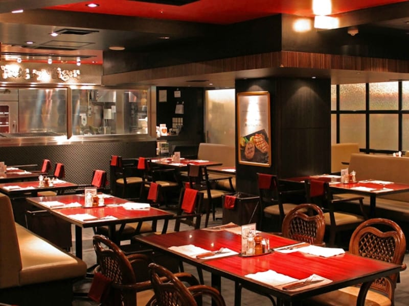 赤と黒を基調とした、ハングリータイガー横浜モアーズ店の店内（画像提供：ハングリータイガー）