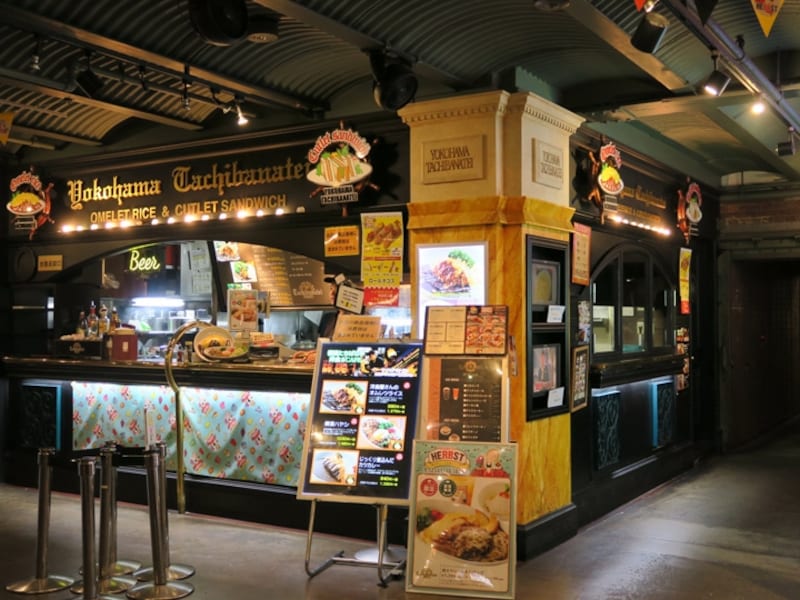 フードコート形式になっているので、いろいろなメニューが気軽に楽しめます（2015年9月16日撮影）