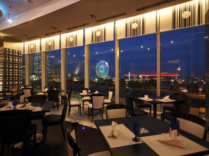 約3mの高さがあるガラス窓の向こうには横浜の景色が一望（画像提供：ニューオータニイン横浜）