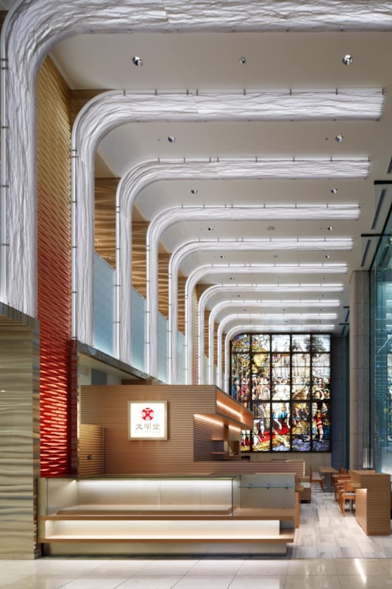 ※1520年代に英国のヘンリー八世と仏国のフランシス一世は当時の混乱した状勢の中で互いに孤立することのふりをしり英仏連合をつくり武士団を一堂に集めた光景をステンドグラスで現しています