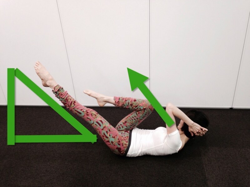 脚を交互に伸ばしましょう