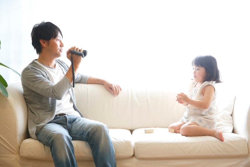 子どもの何気ない日常の様子も、嬉しそうに撮影する親バカ