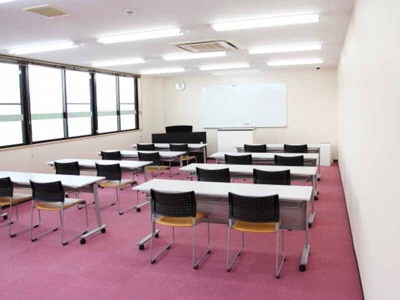 部屋に暖色系の色を取り入れると、気分が高揚し、時間が長く感じられ、体感温度が高くなる。