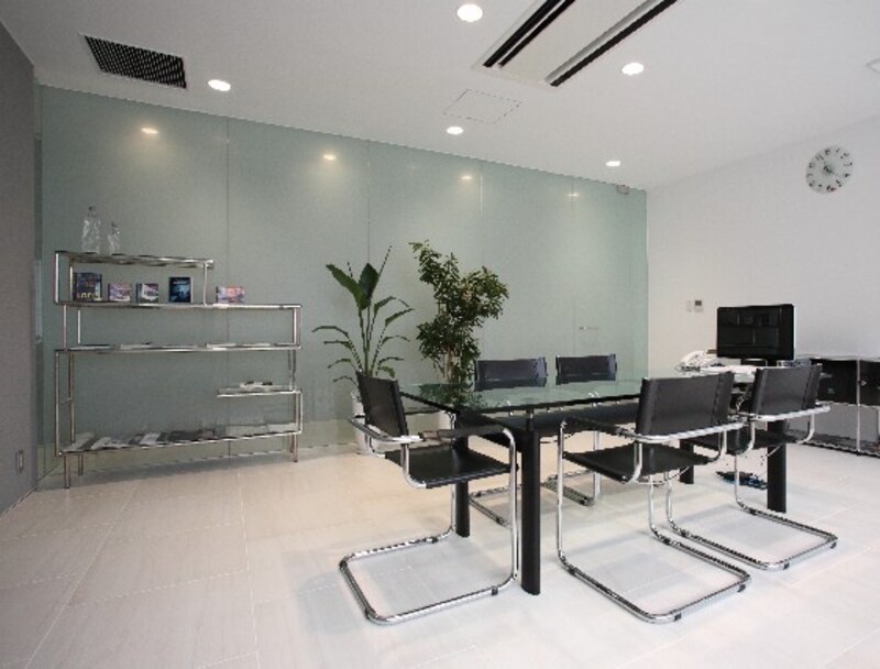 インテリアに寒色系の色を取り入れると、冷静になり、集中力が高まり、時間が短く感じられる。体感温度も低くなる。