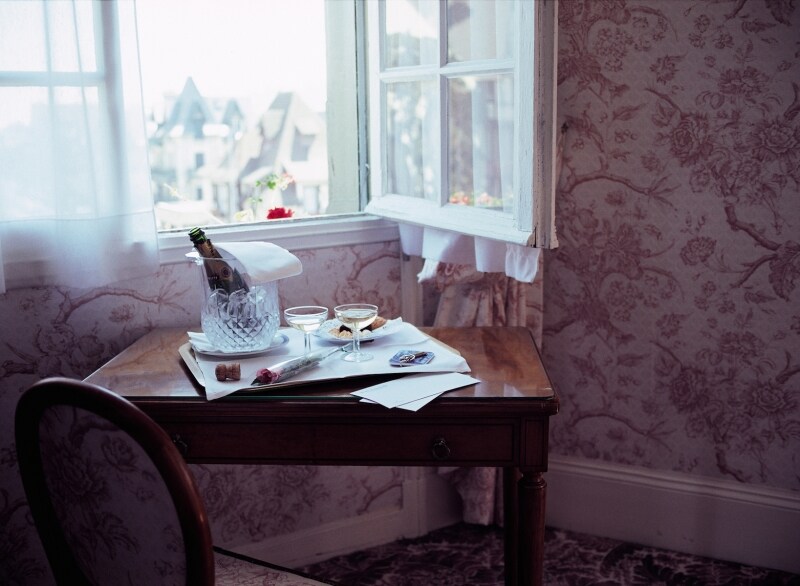 ピンクの壁紙の部屋に、ピンクのドレスを着ていくと、壁の色と同化してしまう。