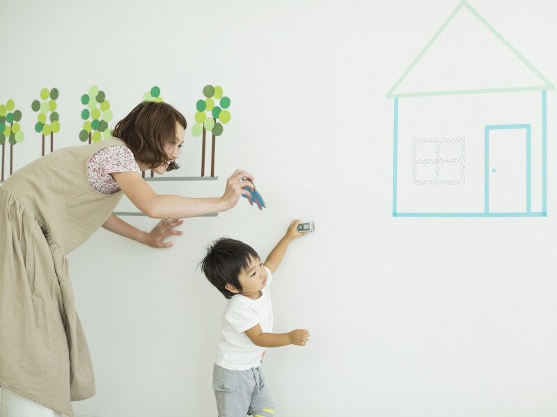 ステッカーやマスキングテープを使ったウォールデコレーション。お子さんが利用するお部屋は、お子さんの眼の高さを意識すると効果的です。