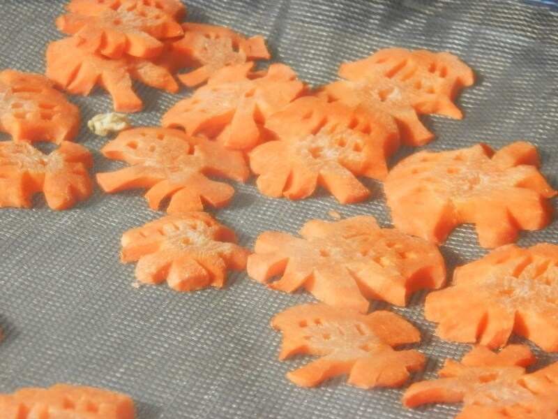 「福」の字をかたどる飾り切りのにんじん