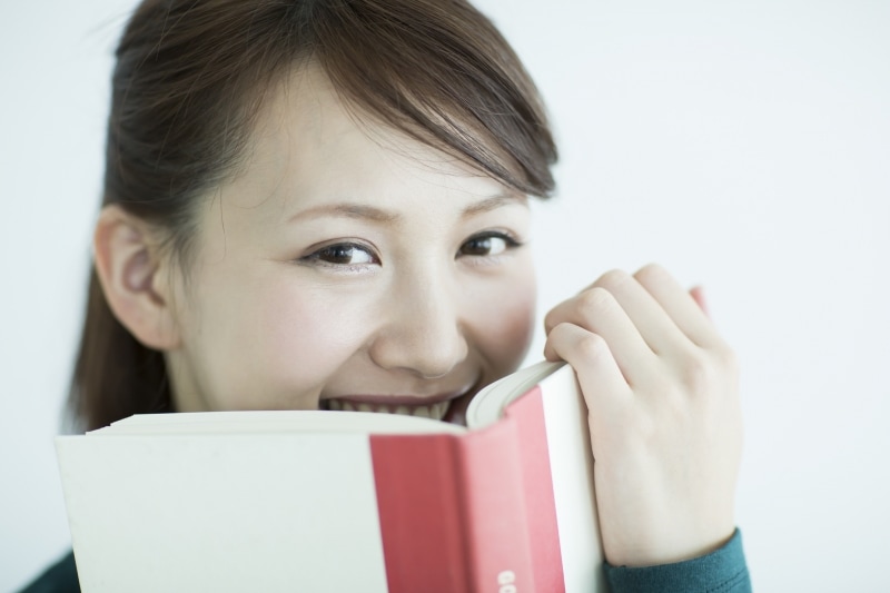 いたずらっぽく微笑む女性