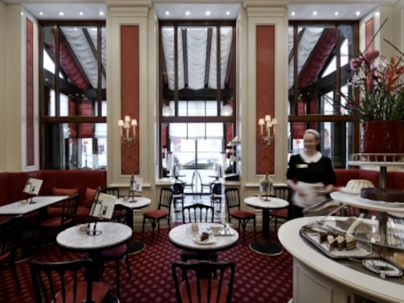 カフェザッハーの店内