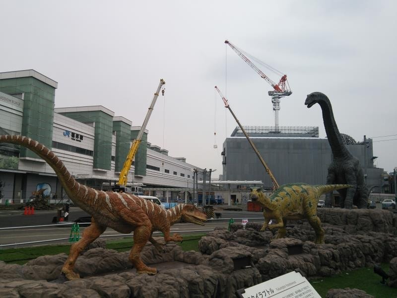 JR福井駅前に現れたリアルに動く恐竜復元模型のモニュメント