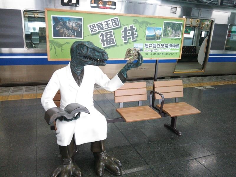 JR福井駅ホームにあった恐竜が座っているベンチ