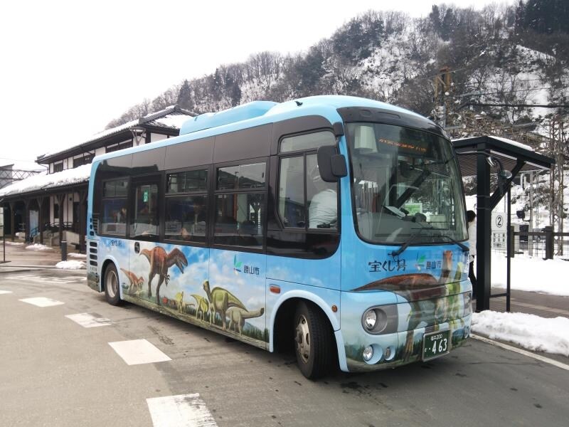 恐竜のイラストがラッピングされた恐竜バス