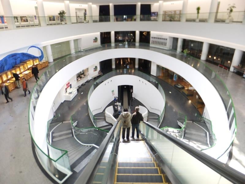 福井県立恐竜博物館(3)/展示室へ向かうエスカレーター