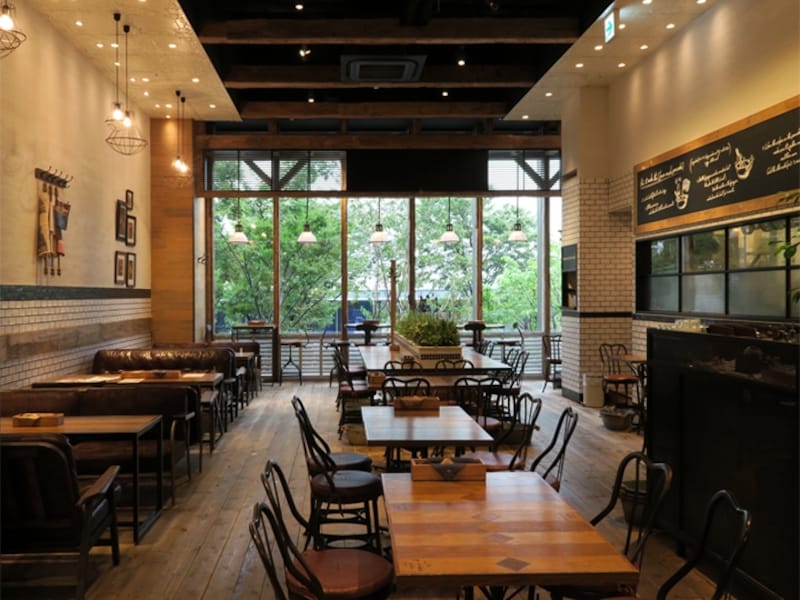 店内は「journal standard Furniture」の家具を使用した、シンプルで落ち着いた空間（2015年9月18日撮影）