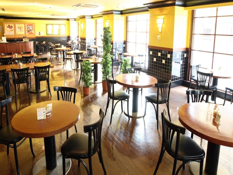 ブラスリーミリー ラ・フォーレ店内。大きな窓の向こうには、横浜中華街を散策する人々の姿が（画像提供：ローズホテル横浜）