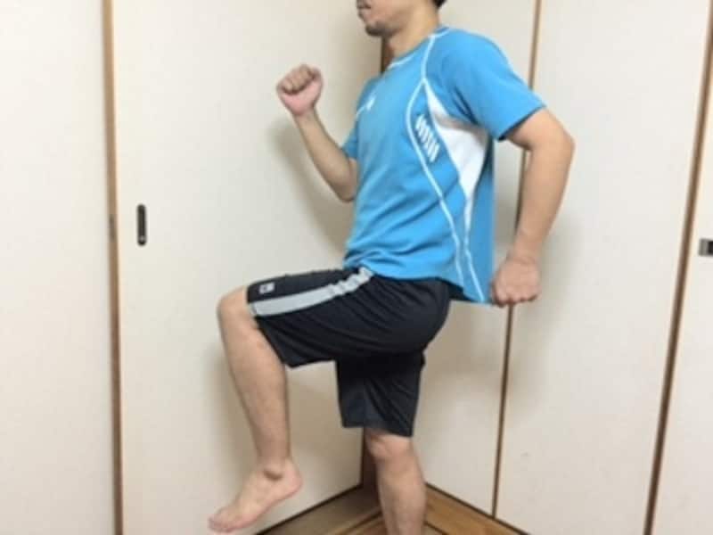 肩甲骨が動くように意識をして肘を曲げ腕を振ります