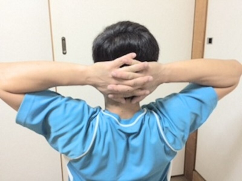 強い力で押しあう必要はありません。強すぎると首が痛く感じることがありますのでご注意ください